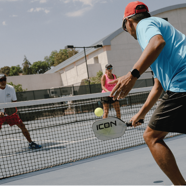Người chơi Pickleball đang thi đấu trên sân, thể hiện sức hút của môn thể thao Pickleball hiện đại
